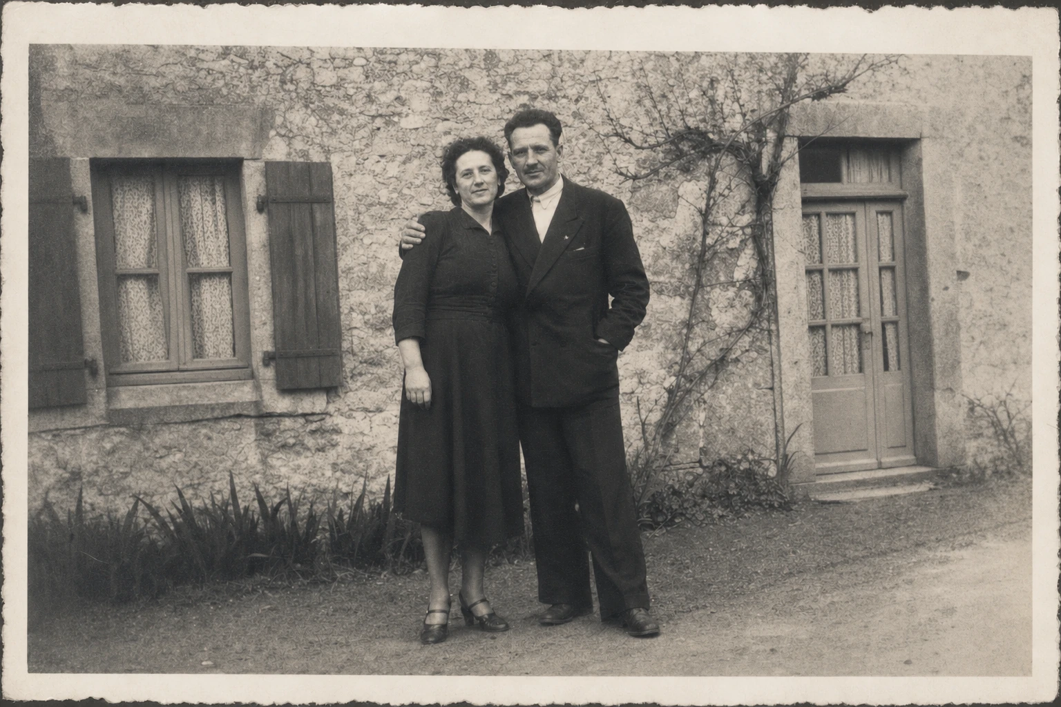Photographie familiale française ancienne après restauration des déchirures et rayures