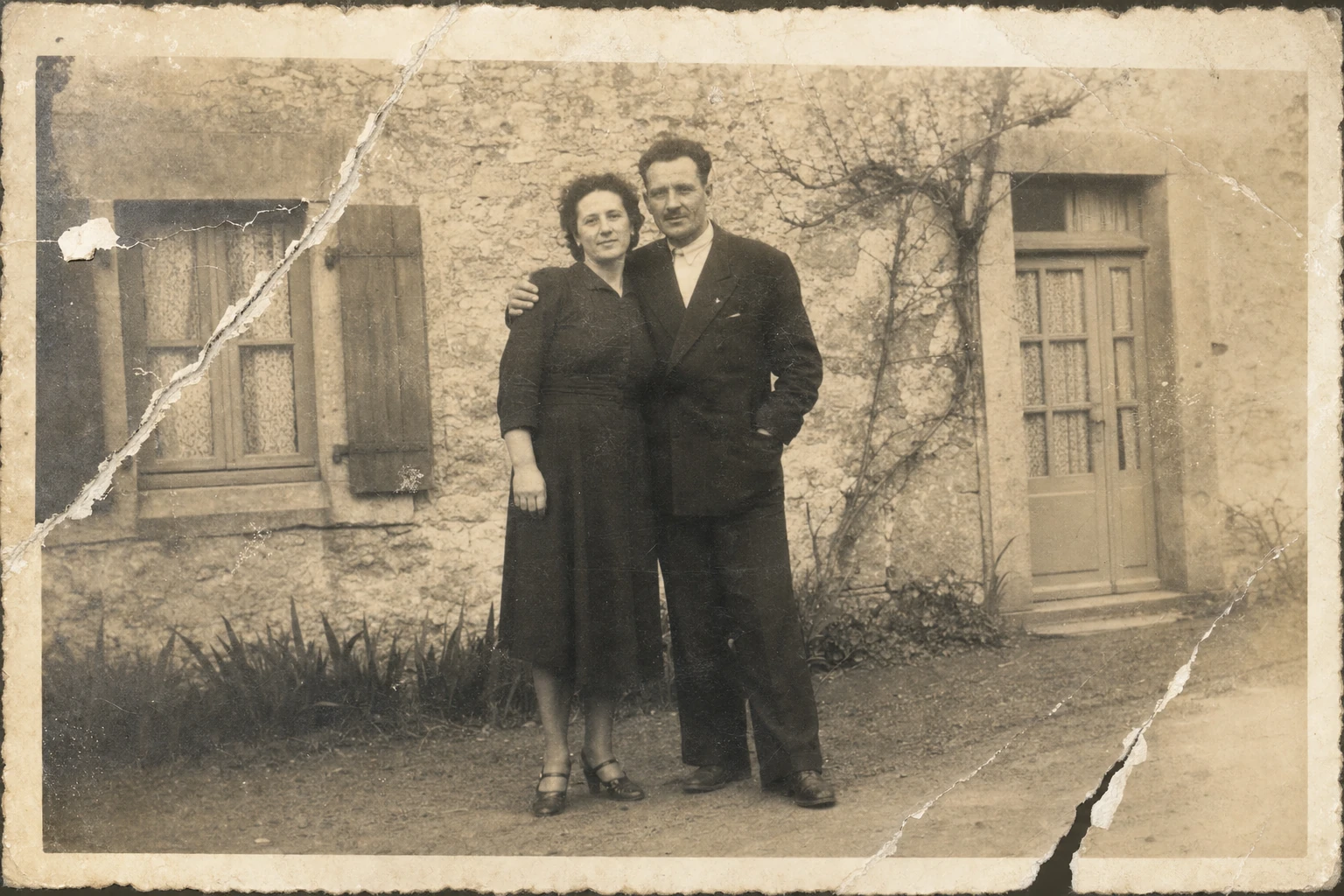 Photographie de 1948 avant restauration, déchirée, rayée et tachée